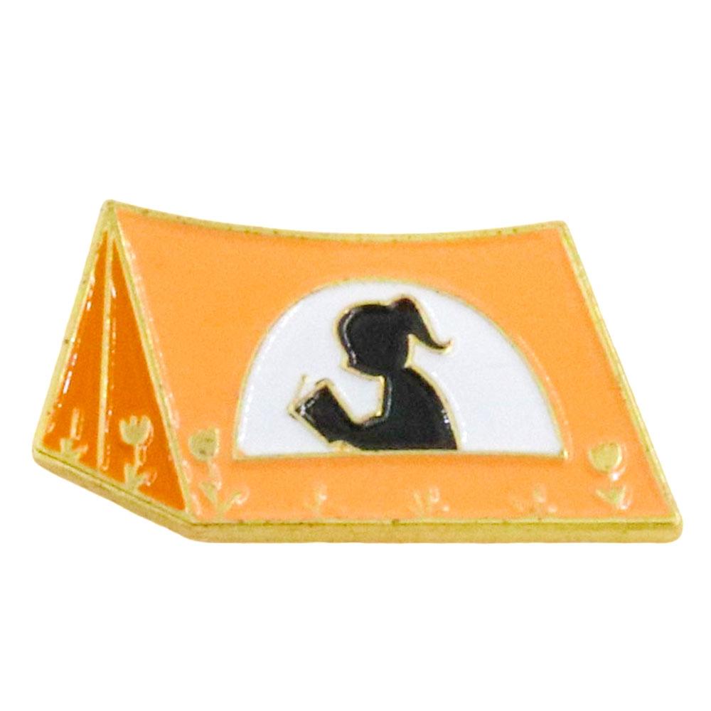Outdoor Adventure Girls - Tenda kuning dan Gadis membaca lencana